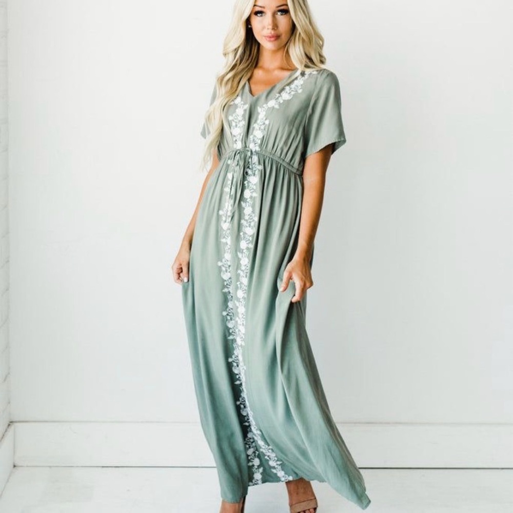 Fehrnvi Elegant Green Maxi Dress with Floral Accents